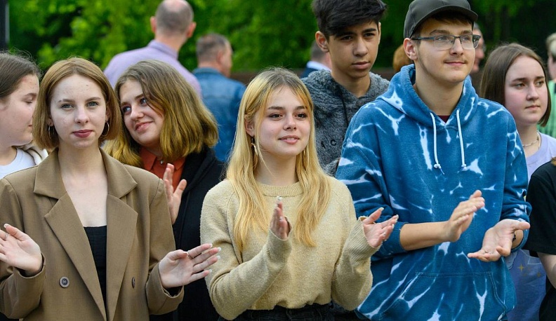 Владислав Шапша поздравил детей в лагере «Сокол» с началом каникул