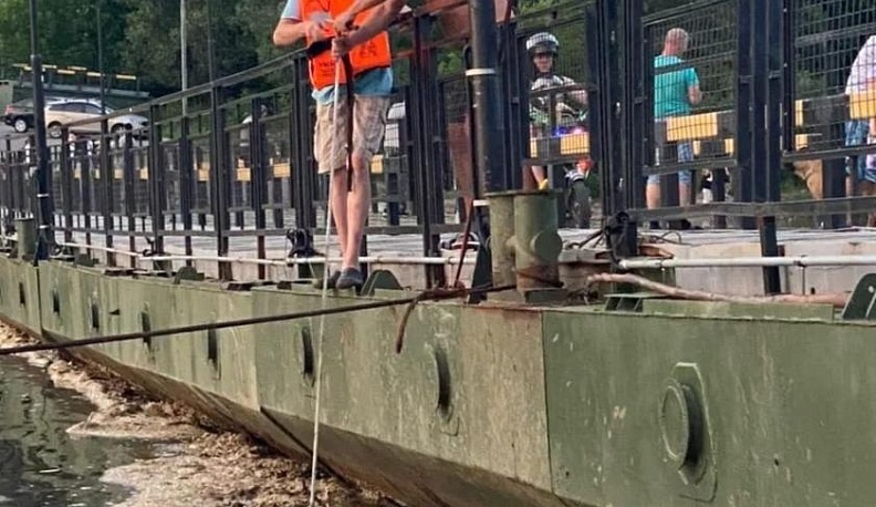 В Калуге понтонный мост очистили от грязи и мусора