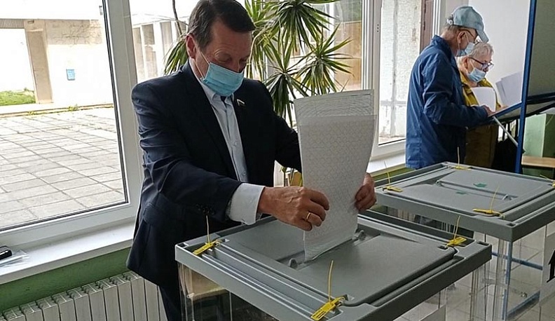 В голосовании принял участие депутат Госдумы Геннадий Скляр