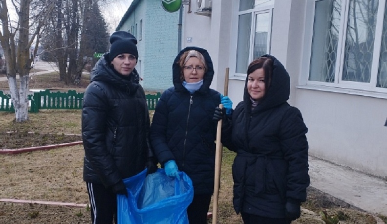 Сотрудники Хвастовичской сельской администрации провели первый субботник