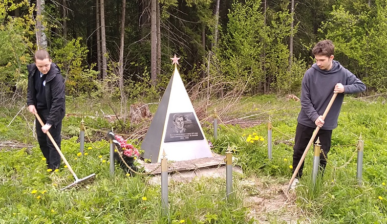 У памятного знака на месте гибели Григория Соколова.
