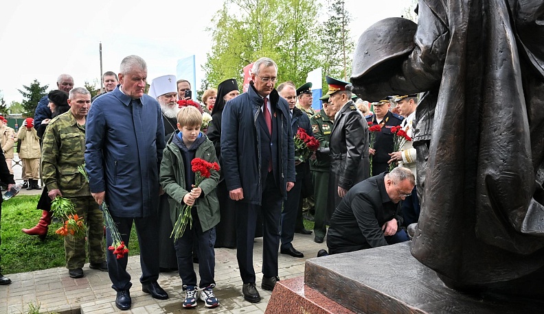 В Куйбышевском районе накануне 80-летия Великой Победы открыли памятник «Защитникам Отечества»