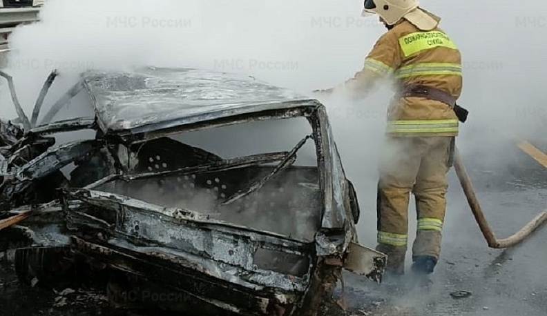 В Калужской области в аварии загорелся автомобиль