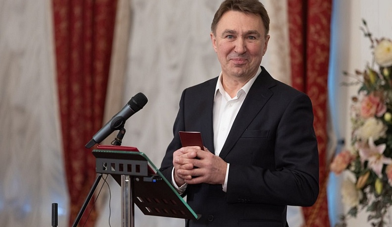 Владислав Шапша вручил паспорт русскому бизнесмену из Германии