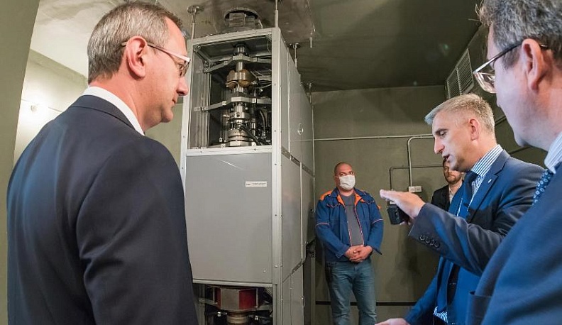 Владислав Шапша посетил центр разработки и внедрения технологий обработки продуктов ускоренными электронами