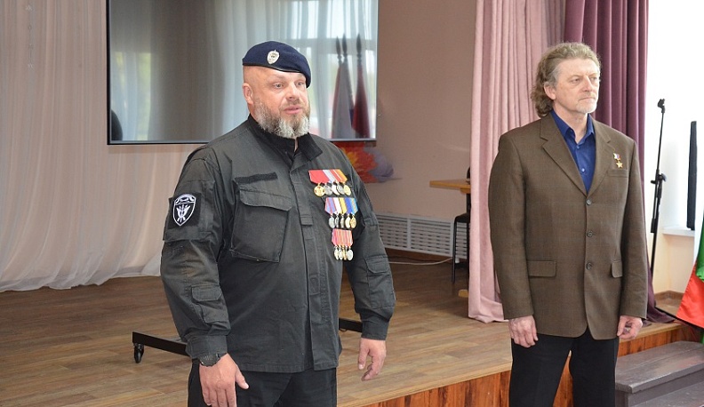 Герой России Сергей Шейко и ветеран СВО Алексей Дроздов провели урок мужества в Дворцовской школе