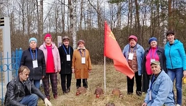 Серебряные волонтёры из Кирова провели уборку на воинских захоронениях