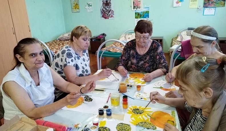 Благодаря нацпроекту в Жиздринском доме соцобслуживания проходят художественные занятия
