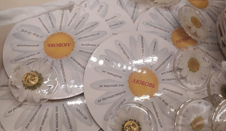 Грандиозная благотворительная акция «Белый цветок» проходит в эти минуты в калужском Инновационном культурном центре