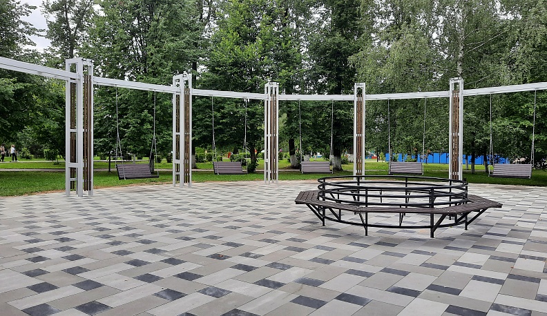 В городском парке Сухиничей установили большие качели