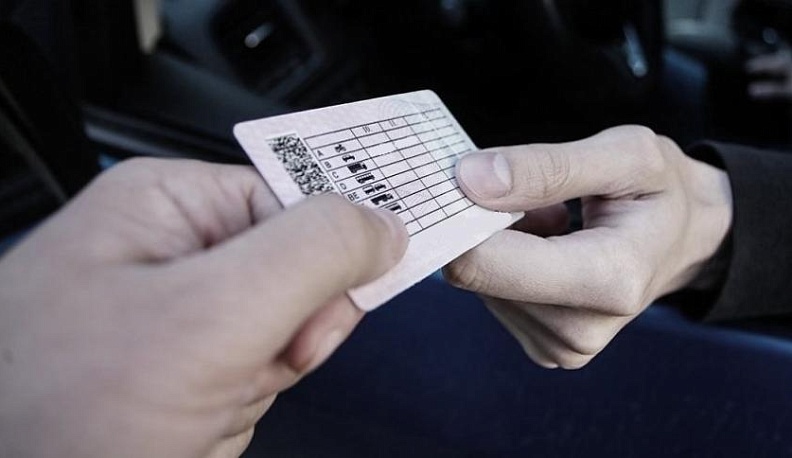 В Калуге госавтоинспекторы изъяли поддельные права у участника ДТП