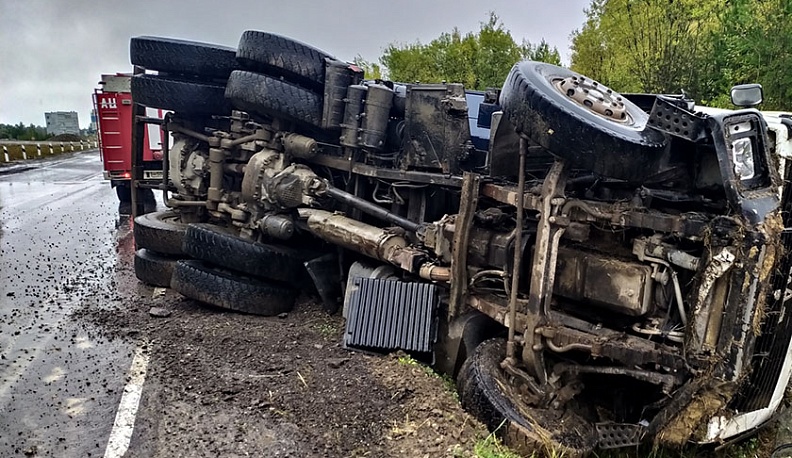 В Калуге днем перевернулся грузовик
