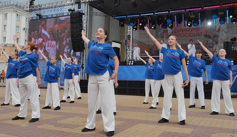 Калужане отметили  День России на Театральной площади