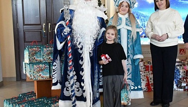 Владислав Шапша вручил новогодний подарок юной жительнице из Первомайска