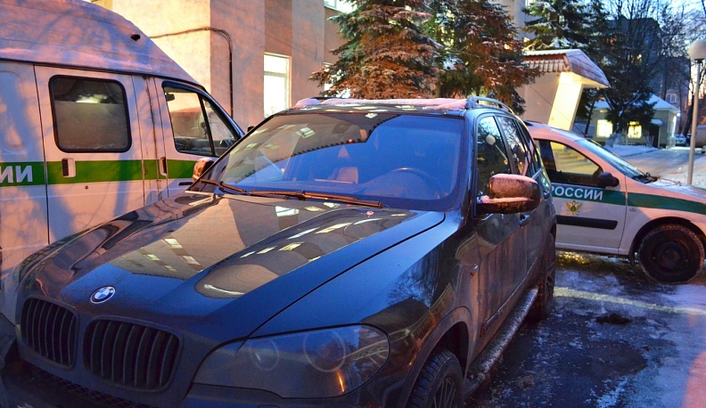 Калужанин после ареста приставами его БМВ Х5 сразу же выплатил 400 тысяч рублей