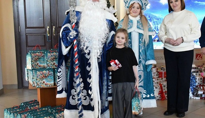 Владислав Шапша вручил новогодний подарок юной жительнице из Первомайска