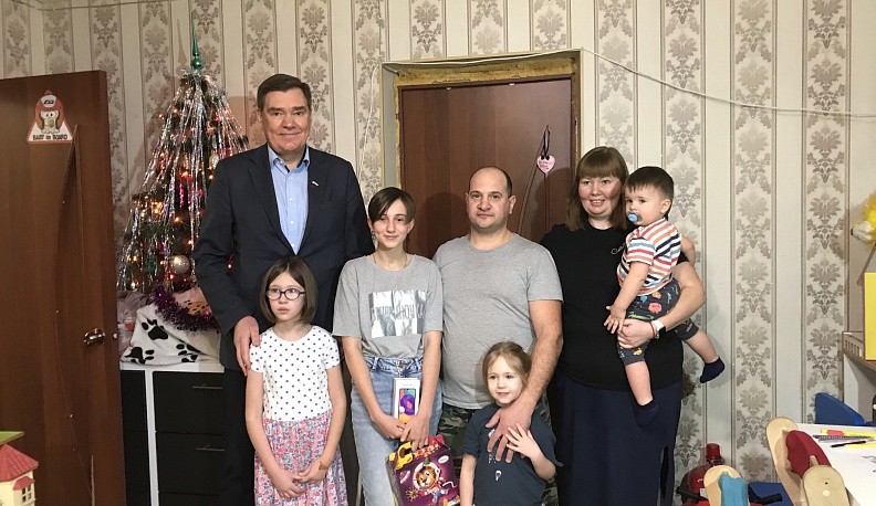 Сенатор Александр Савин исполнил мечту обнинской девочки из многодетной семьи