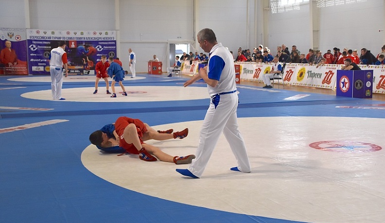 Почти 200 спортсменов из 20 регионов страны приняли участие в XI Всероссийском турнире по самбо в Людинове