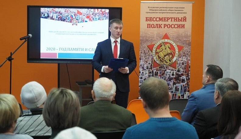 Волонтеры вместе с детьми смастерили новогодние игрушки «Память»