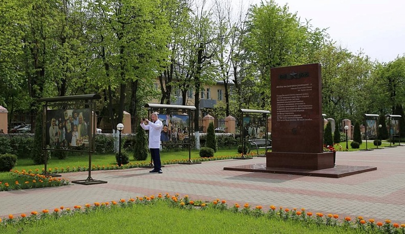 На территории БСМП в Калуге открылась фотовыставка ко Дню Победы