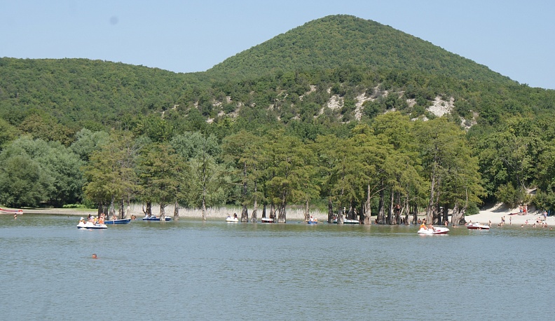 Солнце, пляж, кипарисы