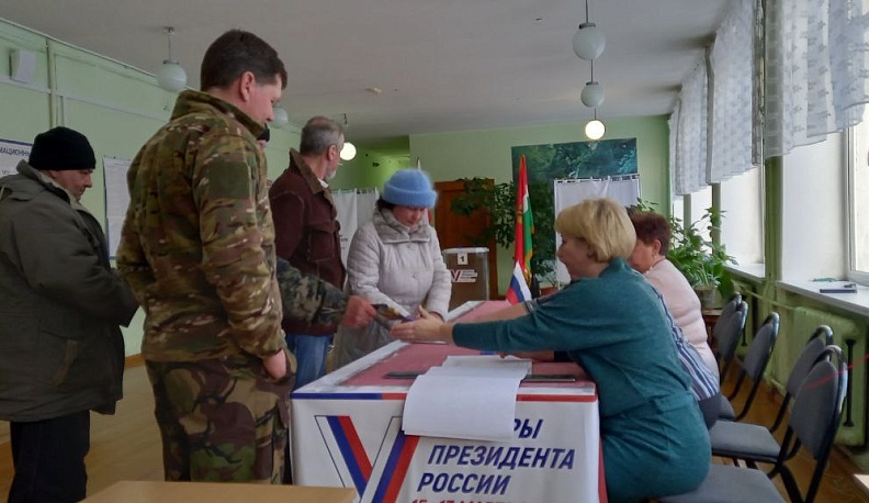 В Юхнове одним из первых проголосовал глава района