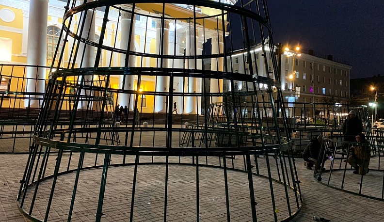 В Калуге начали монтировать новогоднюю ёлку на Театральной площади