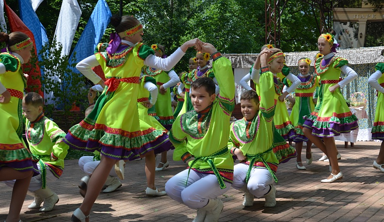 В Калуге отпраздновали Троицу народными гуляниями
