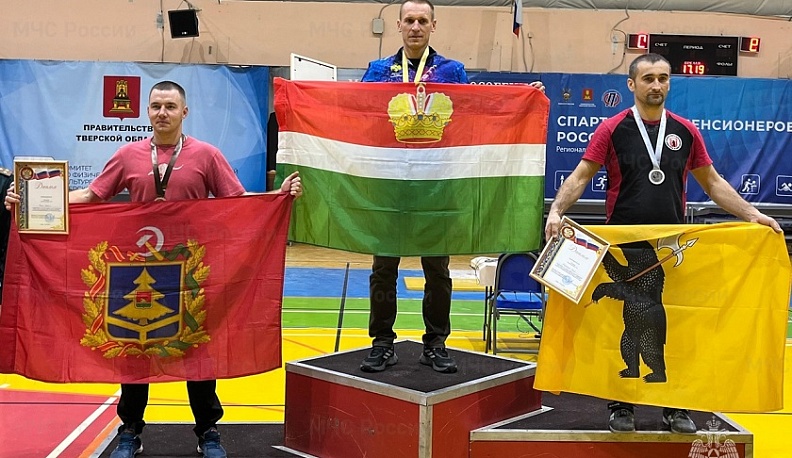 Начальник пожарного караула из Людинова Олег Цурков стал первым в гиревом спорте