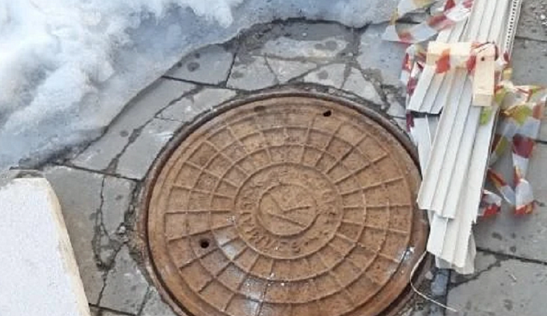 В Обнинске отсутствующую на люке крышку установили после обращения в интернете