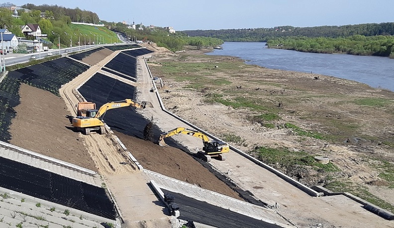 В Калуге на набережной Оки выравнивают грунт