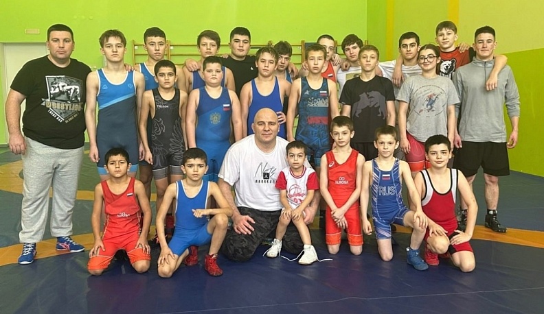 Олимпийский чемпион Артур Таймазов провел мастер-класс в калужской школе №45