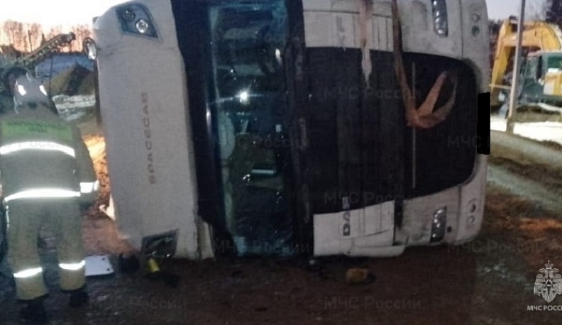 Фура опрокинулась в карьер в Малоярославецком районе