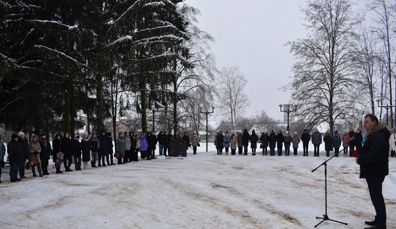 В поселке Бабынино в День Героев Отечества возложили цветы к воинскому мемориалу