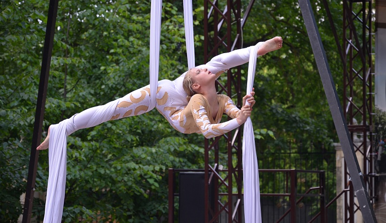 В калужском парке культуры и отдыха прошло выступление воздушных гимнастов