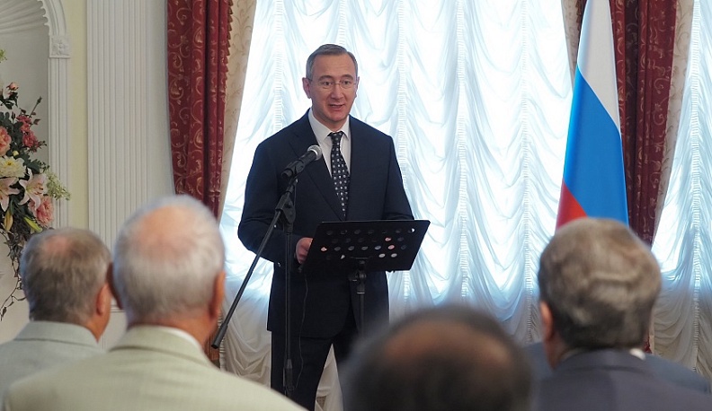 Владислав Шапша вручил калужанам государственные и региональные награды