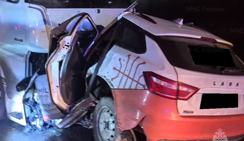 В Бабынинском округе легковушка врезалась в грузовой автомобиль