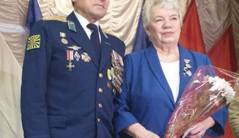 Руководитель областной организации ветеранов Анатолий Исаченко поздравляет Нину Сударикову с избранием председателем районного совета на новый срок.