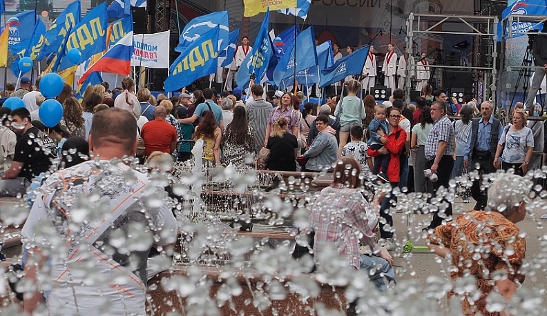 Калужане отметили  День России на Театральной площади