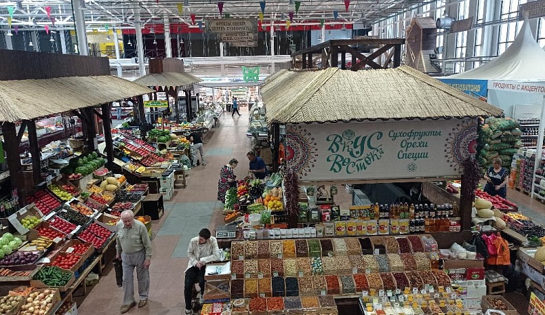 Калужский рынок открылся в 2016 году.  Его задача - обеспечить потребности населения свежей натуральной продукцией как местных, так и расположенных рядом с Калужской областью производителей.