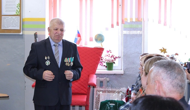 В Кирове с юбилеем поздравили заслуженного учителя России