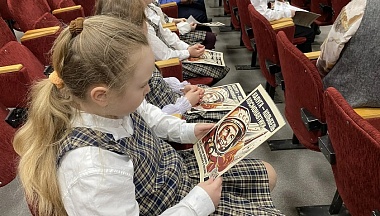Обнинские школьники познакомились с книгой-раскраской «Калуга-колыбель космонавтики»