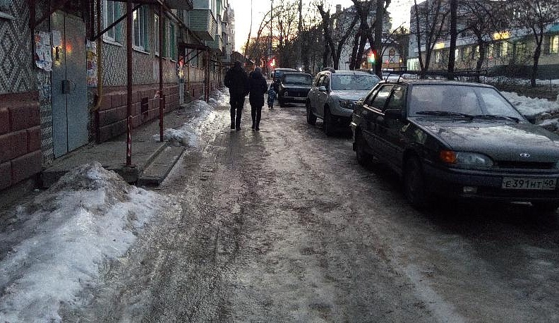 Калужские журналисты попытались отыскать тротуары под колесами машин