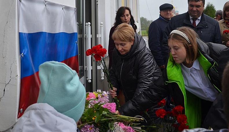 В Медынском районе открыли мемориальную доску Юрию Лужкову