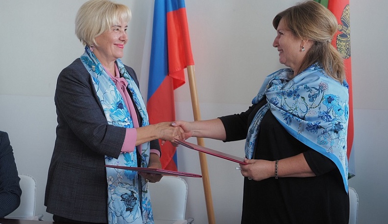 В Калуге подписано соглашение между региональным отделением Союза женщин России и советом женщин при администрации Первомайска ЛНР