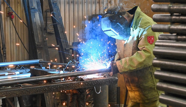 Владислав Шапша проконтролировал ход строительных работ новой школы на 250 мест в Тарусском районе