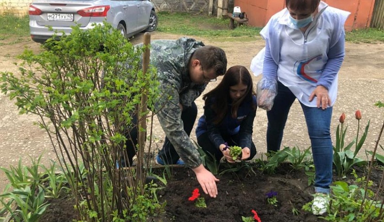 Во дворе ветерана из Думиничей высадили клумбу