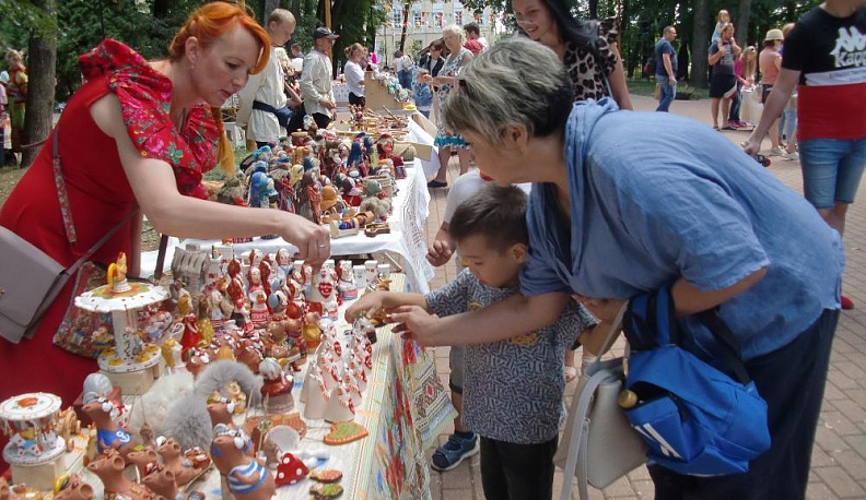 Лавки с товаром, веселье – даром