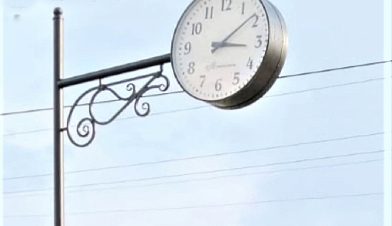 Достопримечательность привокзальной площади в Износках - часы в ретростиле.