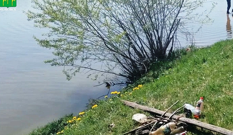В Мещовске провели очистку дна реки Турея